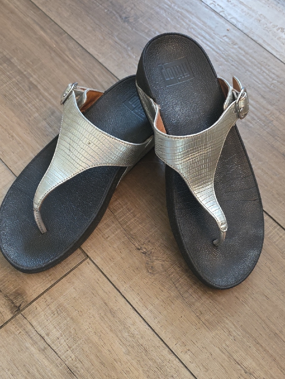 FitFlop Metallic Silver Textured Thong Sandals for Women
